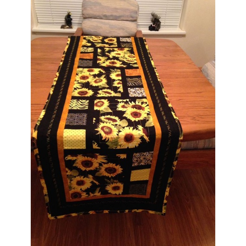 Sunflower TAI15112341 Quilted Table Runner