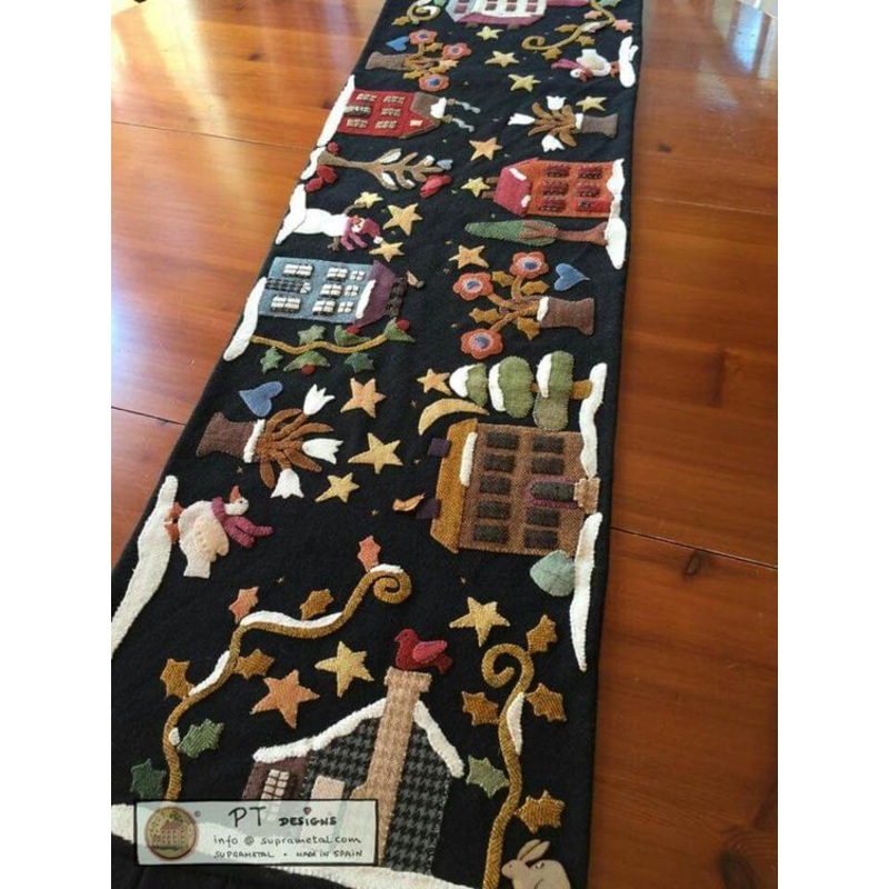 Christmas Village CLA20112352 Quilted Table Runner