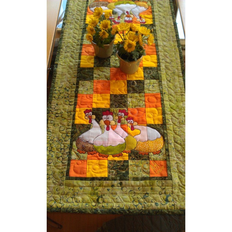 Chicken CLA21112354 Quilted Table Runner