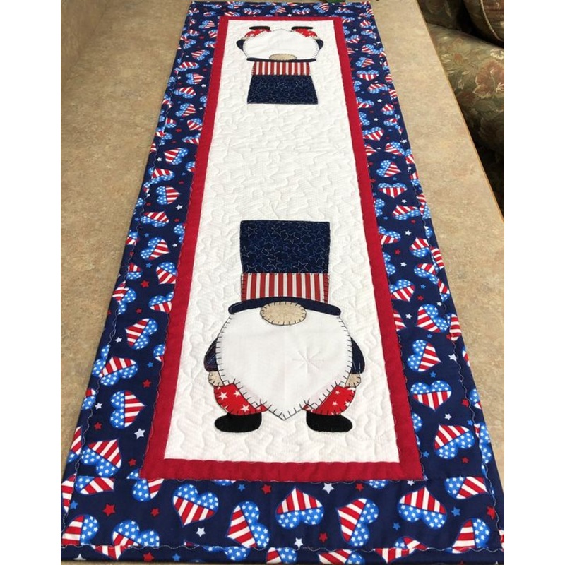 Gnome CLA21112360 Quilted Table Runner