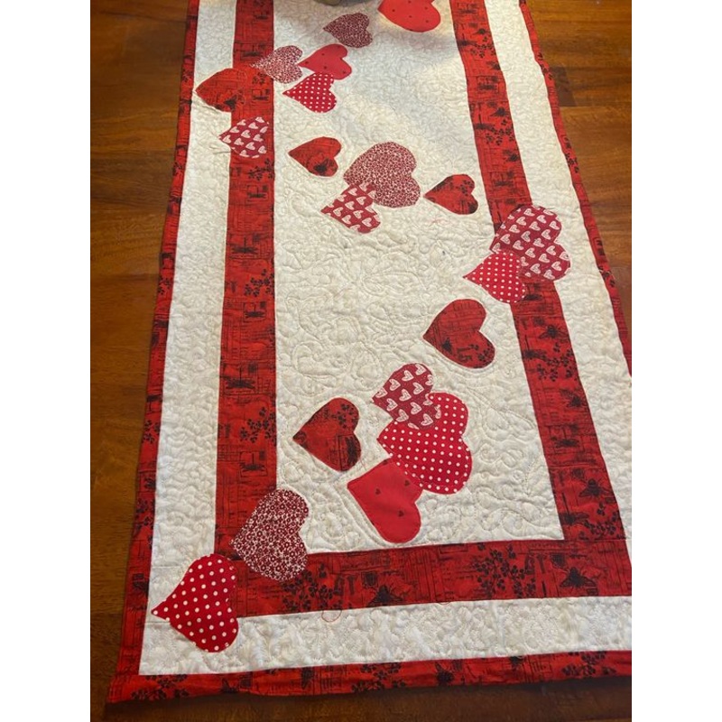 Heart CLA21112334 Quilted Table Runner
