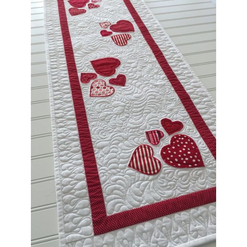 Heart CLA21112349 Quilted Table Runner