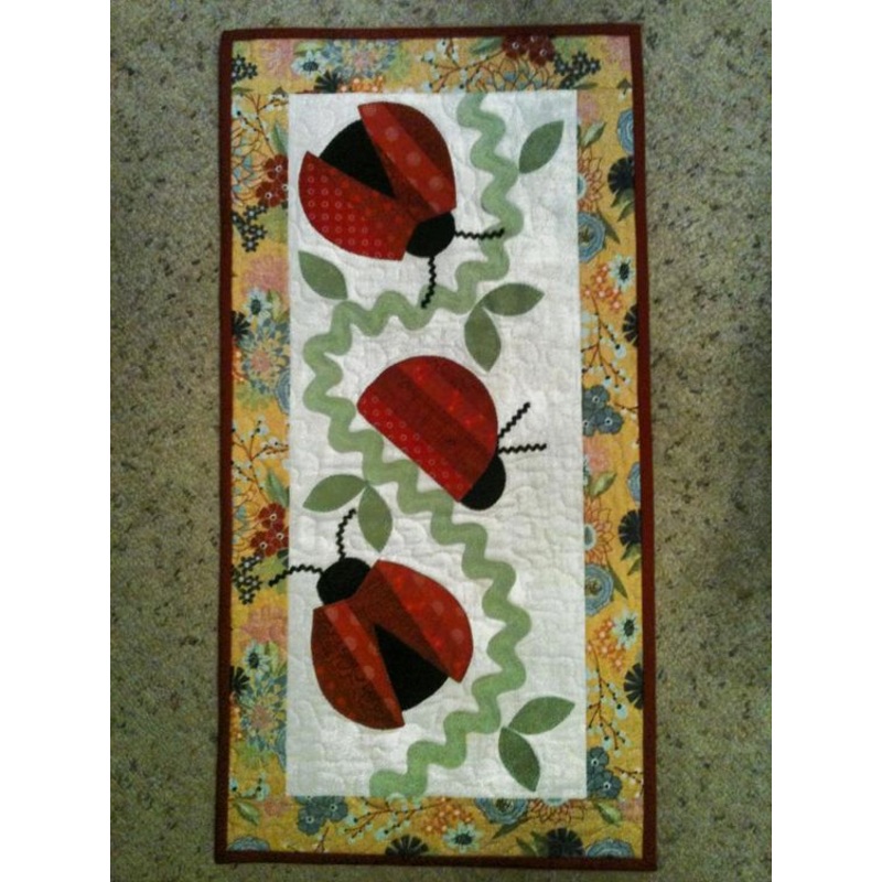 Lady Bug CLA04122322 Quilted Table Runner